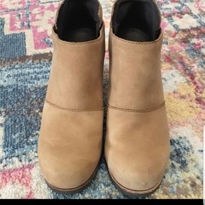 Sorel Addington ankle booties